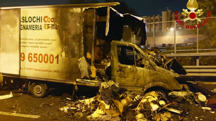 autocarro carico di mobili prende fuoco sull a2 traffico in tilt