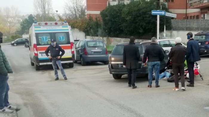 impatto tra auto e moto in via de caro paura per un giovane