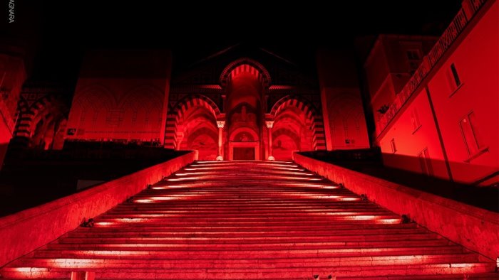 il duomo di amalfi in rosso contro la violenza sulle donne