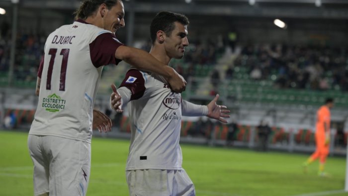 cagliari salernitana in sardegna e uno spareggio per la salvezza