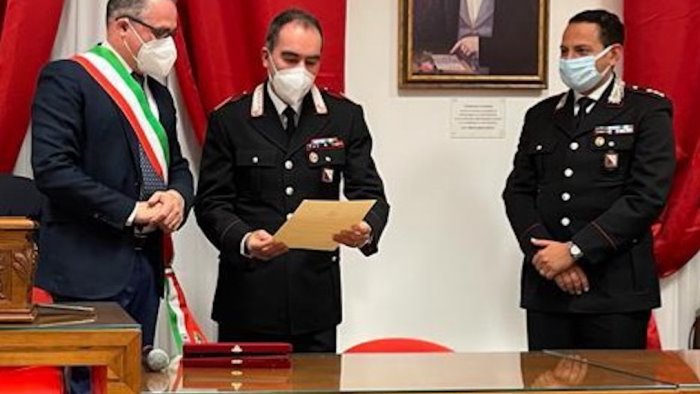 al comandante dei carabinieri di fontanarosa la cittadinanza onoraria