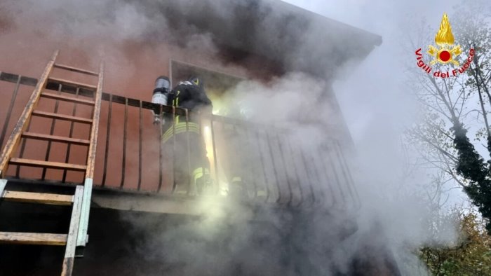 casa abbandonata avvolta dalle fiamme in azione i caschi rossi