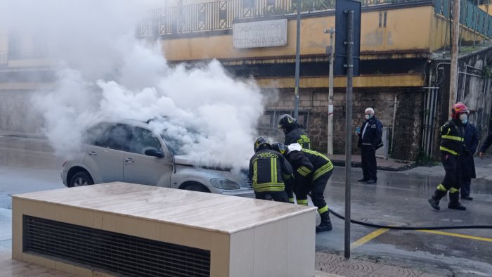 avellino auto in marcia prende fuoco fumo e paura in via circumvallazione