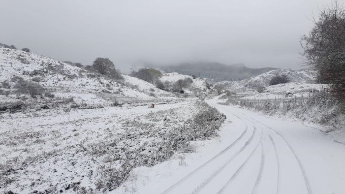 neve in irpinia incanto laceno e a chiusano in azione i mezzi spargisale