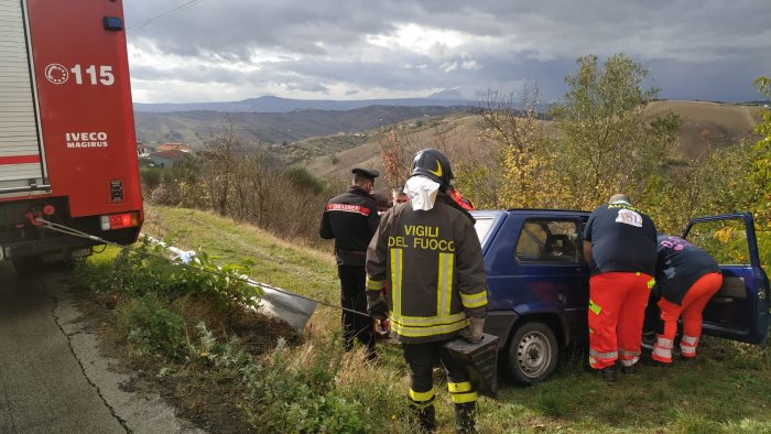 strada scivolosa causa pioggia fratello e sorella finiscono in ospedale