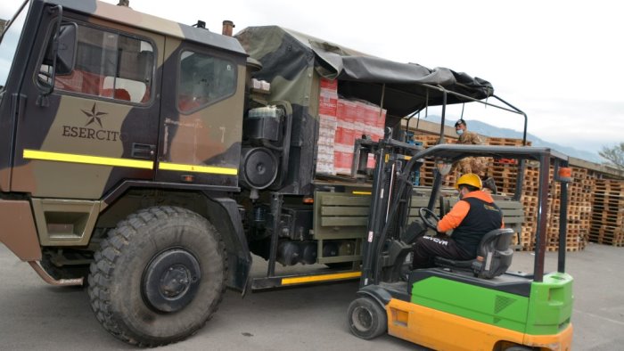 l esercito dona al banco alimentare della campania