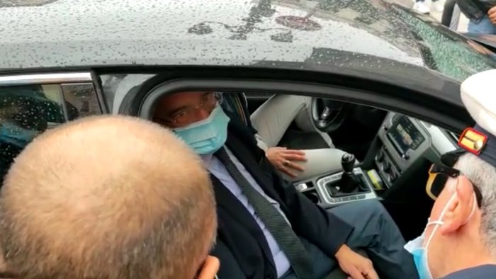 salerno dipendenti delle cooperative bloccano l auto del sindaco napoli