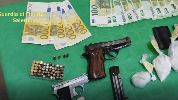 droga e armi clandestine in casa finanzieri arrestano 32enne