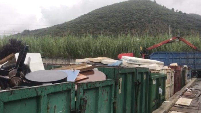 rifiuti a salerno boom di raccolta nei centri di fratte e arechi