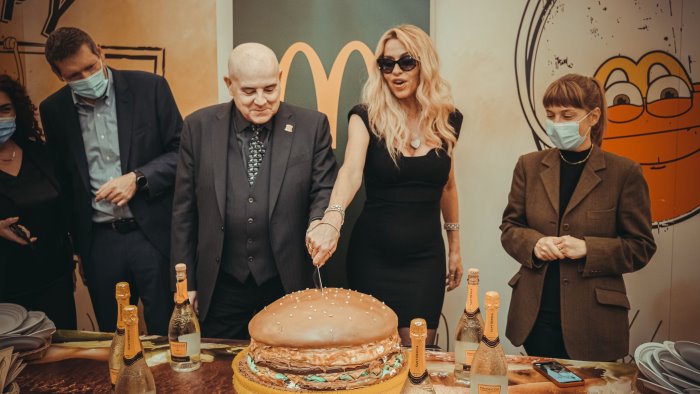 valeria marini madrina del best burger al mcdonald s di salerno