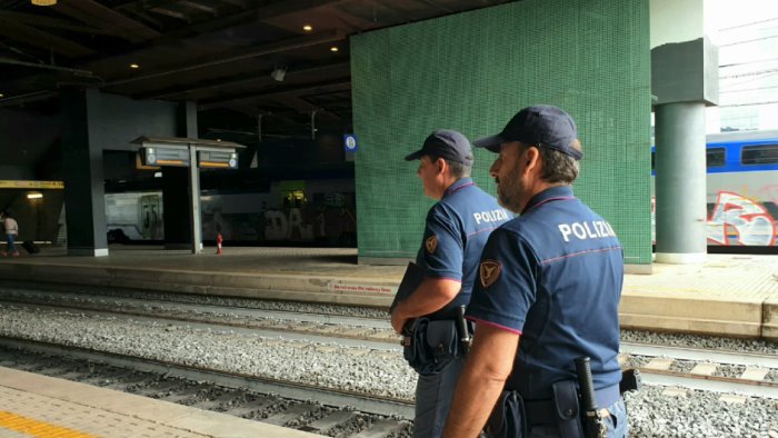 uomo cammina sui binari ad ariano bloccata per ore la tratta del treno italo