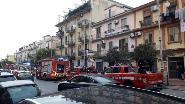 esplosione in un sottoscala feriti tre vigili del fuoco a salerno