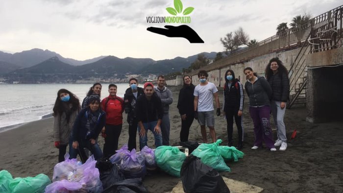 voglio un mondo pulito volontari in spiaggia rimossi oltre 100kg a pastena