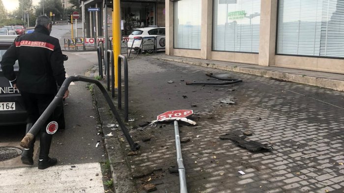 finisce con l auto sul marciapiede danni a segnaletica in via posillipo