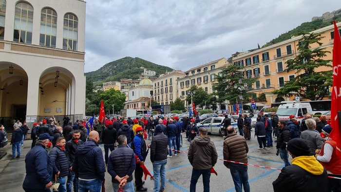 settore igiene ambientale anche a salerno lo sciopero dei lavoratori