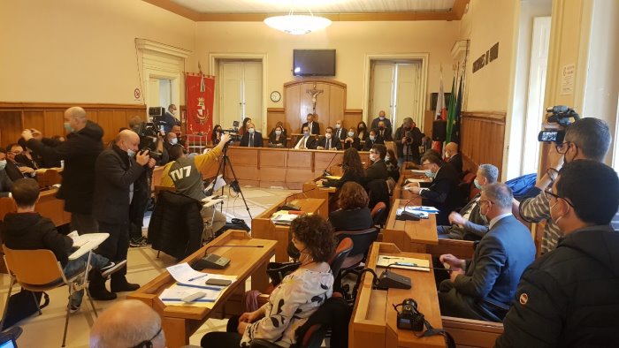 l opposizione attacca inizia male il rapporto tra sindaco e consiglio