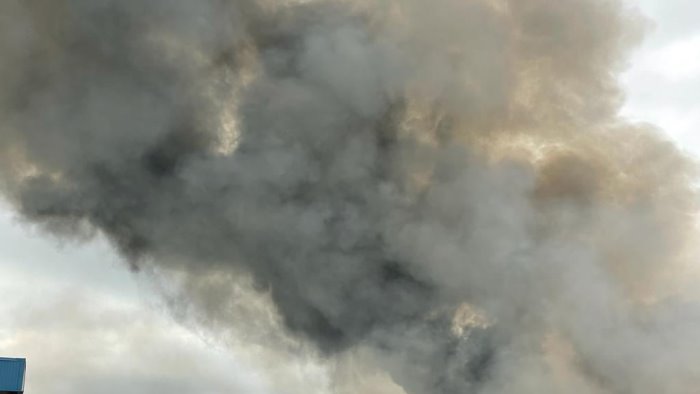 vasto incendio nel casertano appello a non uscire di casa