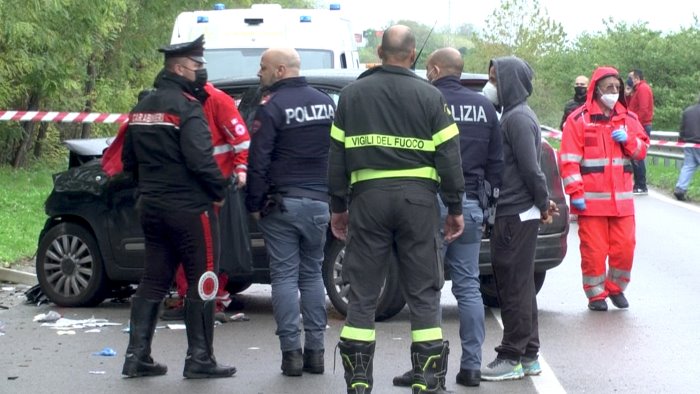 tragico incidente stradale muore donna di 38 anni grave la figlia piccola