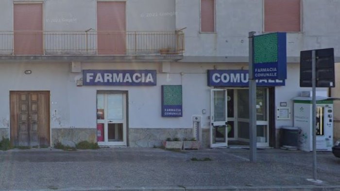 rapina a mano armata alla farmacia comunale caccia a due banditi