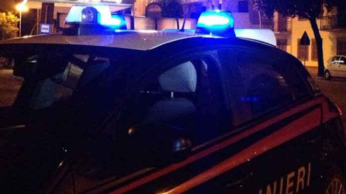 aggredito nei pressi di una discoteca i carabinieri denunciano due giovani