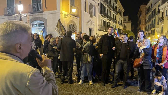 marcia per la pace a salerno in piazza portanova il presidio arcobaleno