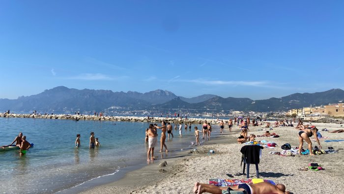 ponte di ognissanti al mare a salerno tanti i bagni fuori stagione