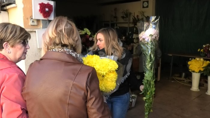 ognissanti ad avellino il caro fiori non ferma le visite al cimitero