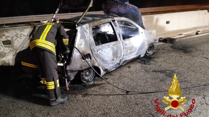 auto sbanda si schianta e prende fuoco paura in autostrada a lacedonia