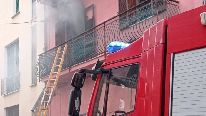 incendio in un centro per migranti paura a solopaca