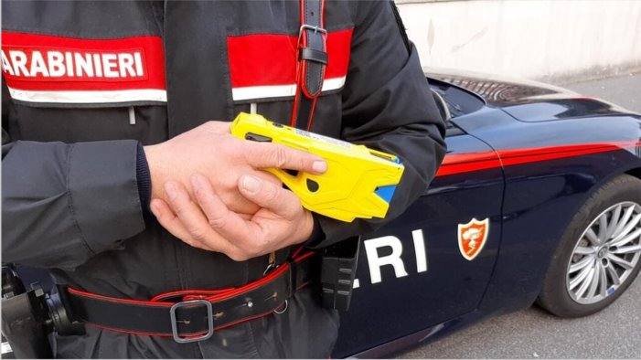 problemi psichici minaccia con coltello nonna e carabinieri bloccato col taser