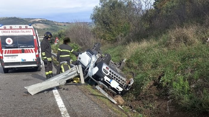 auto prima contro guardrail poi si ribalta ferito pensionato