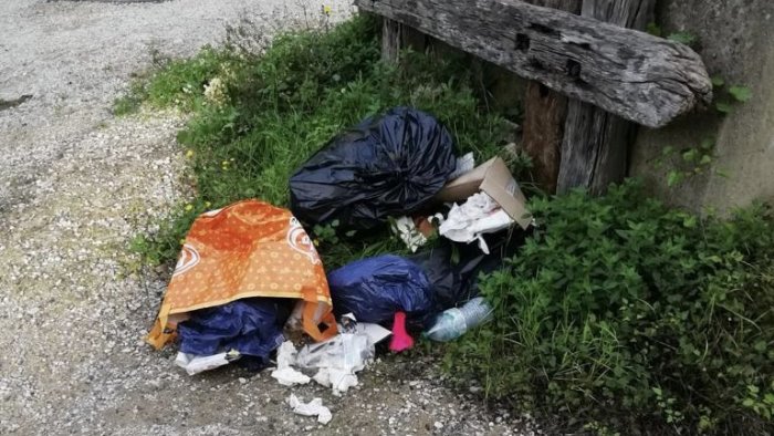 rifiuti abbandonati in strada a buccino la segnalazione della gai