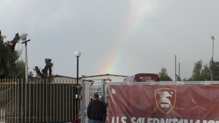 salernitana nicola il tecnico dirige la ripresa sotto lo sguardo della societa