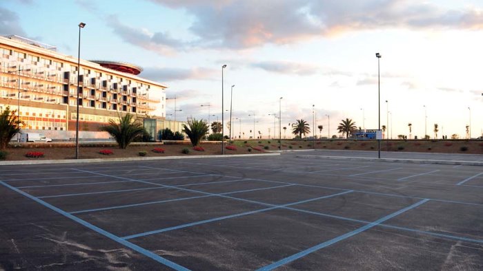 un condominio al posto del parcheggio di piazza salerno capitale e polemica