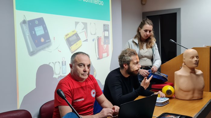 dotare il comune di salerno e le sedi delle partecipate di defibrillatori