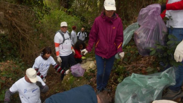 volontari wwf a massa lubrense ripulito l alveo del rivo iarito