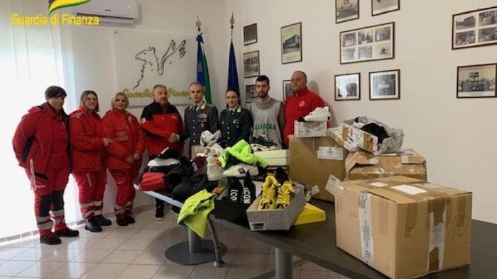 la guardia di finanza dona alla croce rossa capi sequestrati per i bisognosi