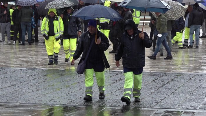 no allo smantellamento di irpiniambiente in piazza operai e sindacati