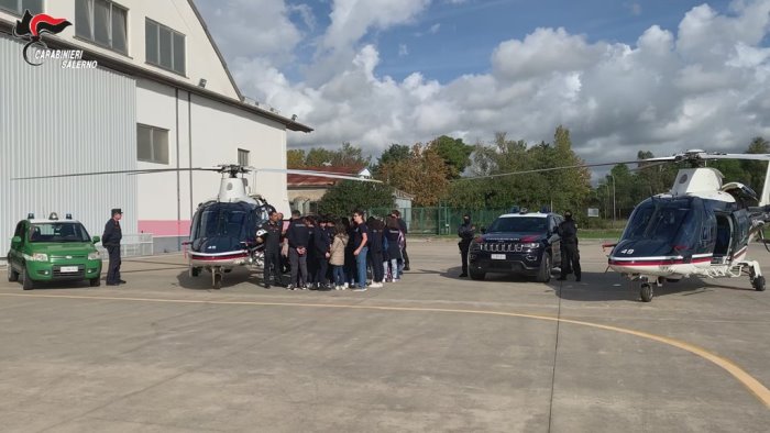 gli studenti di montecorvino in visita al 7 nucleo elicotteri di salerno