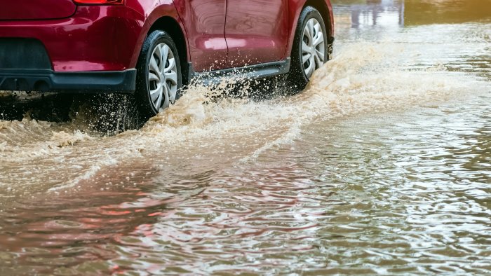 allagato lo svincolo dell a2 di fratte code e disagi in autostrada