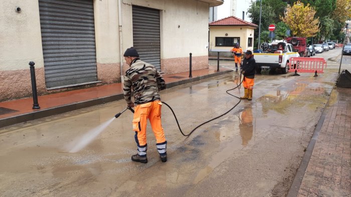 sapri sott acqua si lavora per liberare le strade dal fango