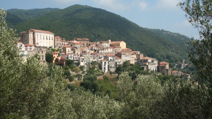 scambiato per un cinghiale e ucciso lutto cittadino a castelnuovo cilento