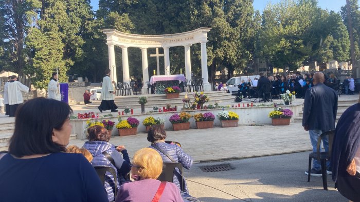 troppi venditori abusivi di fiori davanti ai nostri cimiteri