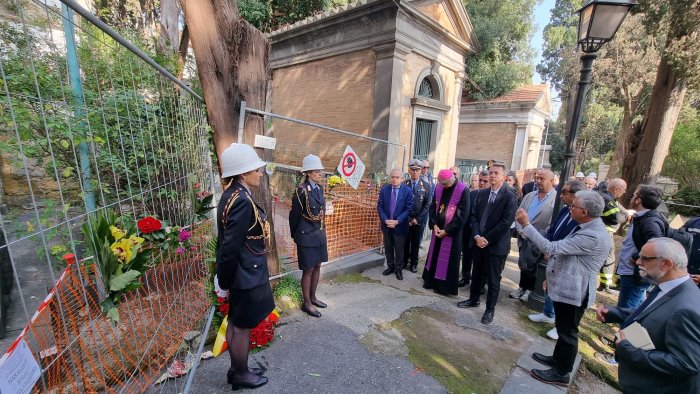 crolli al cimitero di napoli manfredi e battaglia depongono corona di fiori