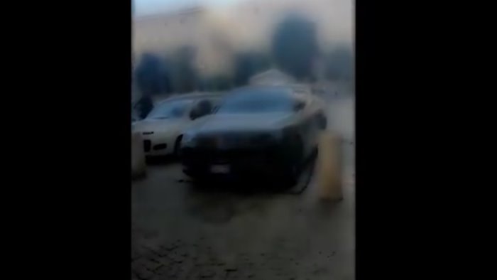 porsche in sosta nel varco di piazza municipio borrelli incredibile arroganza