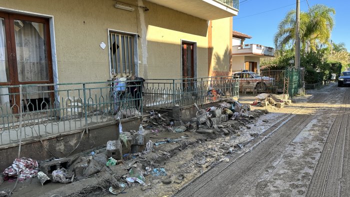 conta dei danni per il maltempo nel cilento si spala ancora fango