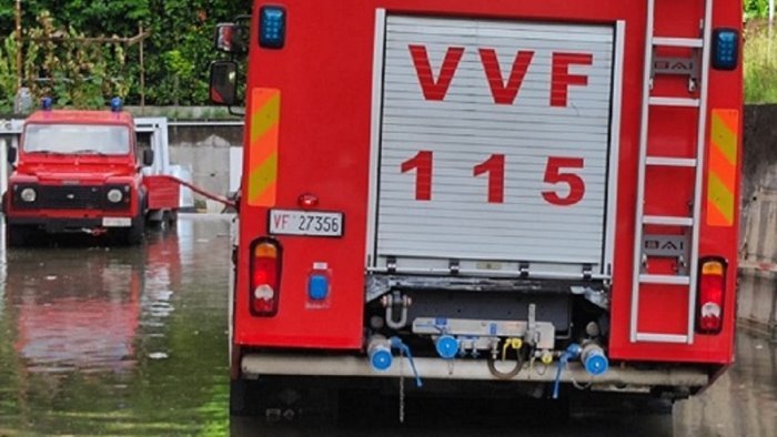 bomba d acqua ad avellino allagamenti e rami di alberi caduti a viale italia