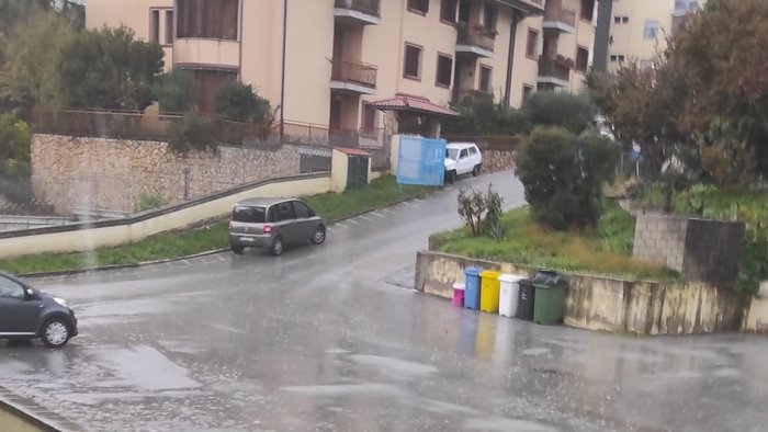 mercogliano vento sradica la copertura della scuola situazione sotto controllo