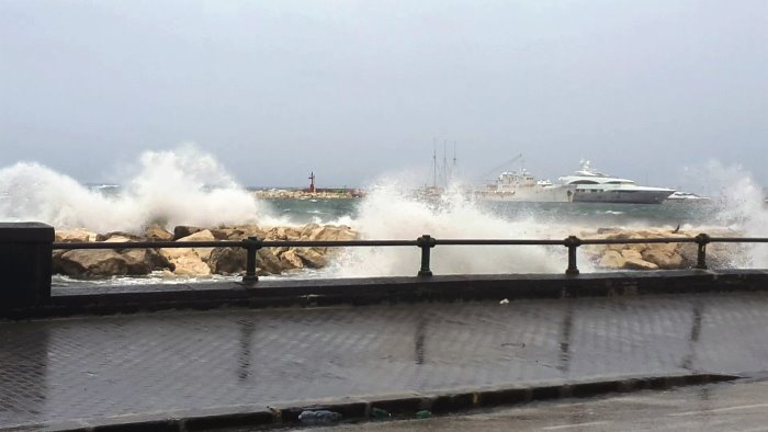 maltempo l allerta continua disagi nel golfo e mareggiata sul lungomare