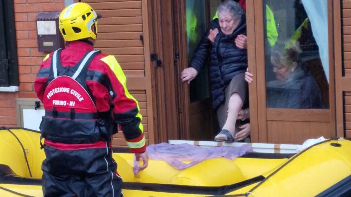 maltempo a forino evacuati due anziani messi in salvo con il gommone